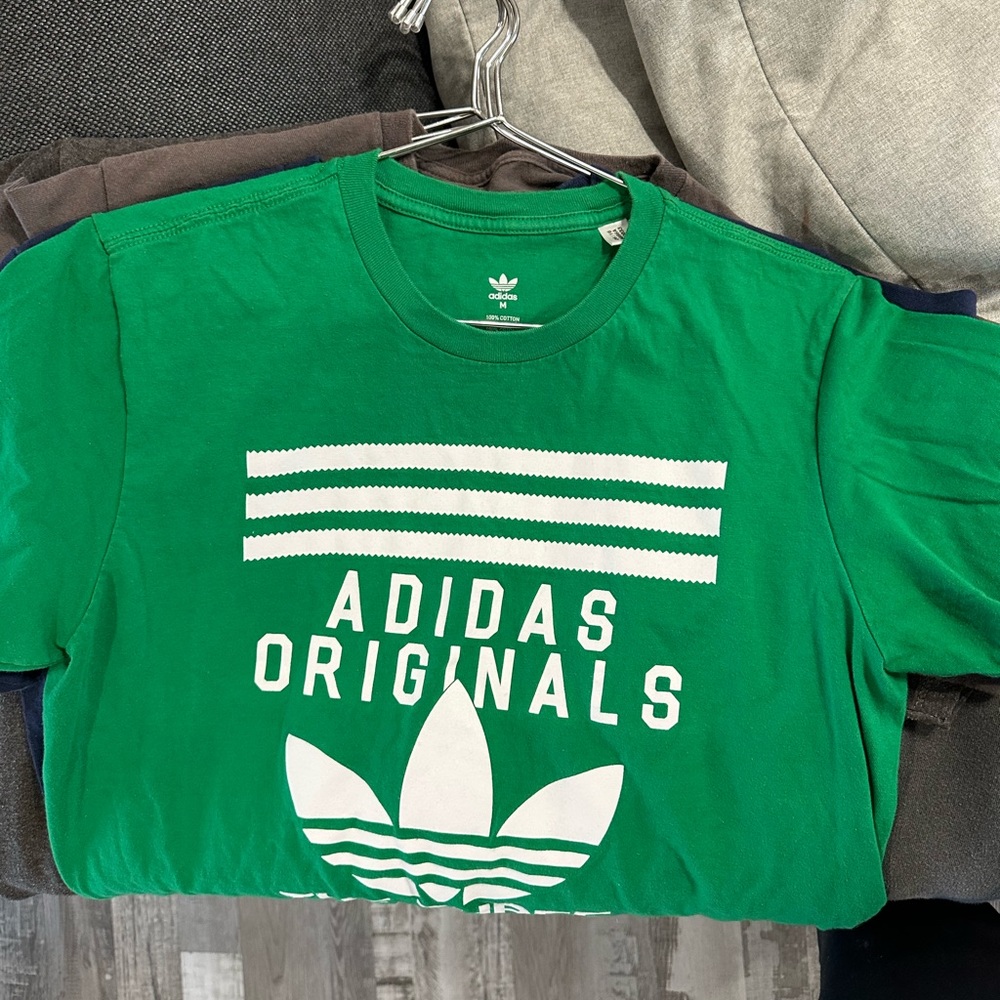 Adidas Mens classic short sleeve tee medium green. Patrick’s day ready🫡